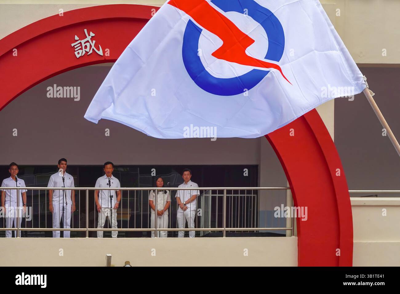 Singapour 2025 avr23 - jour de la nomination aux élections générales. Les partisans du PAP arborant des drapeaux se rassemblent à l'école de Chongfu comme le candidat du parti ONG Ye Kung, composé de 5 membres Banque D'Images
