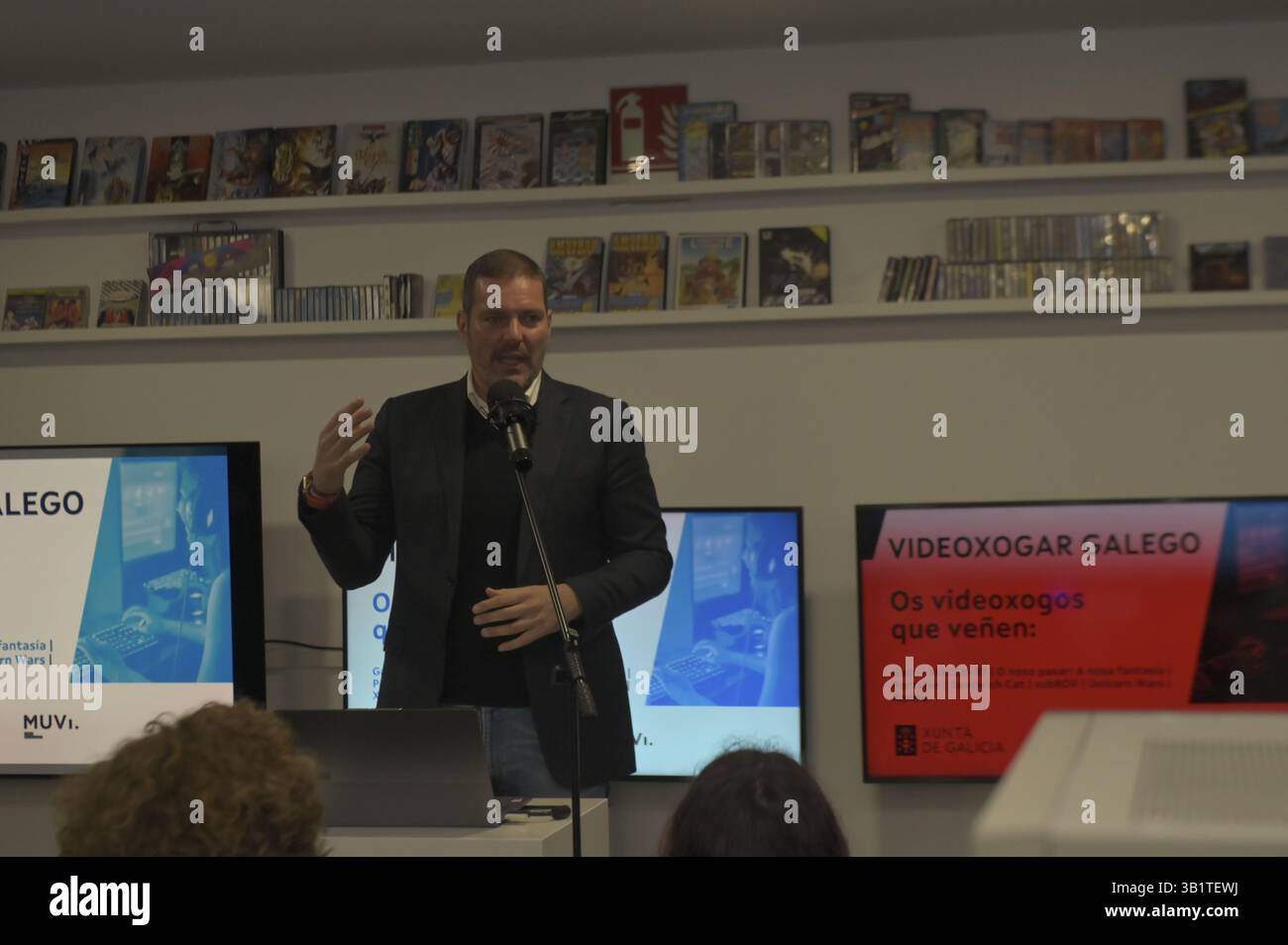 Cangas, Galice, Espagne. 26 avril 2025. Le ministre de la culture, de la langue et de la Jeunesse, José López Campos, accompagné du directeur de l’Agence galicienne des Industries culturelles, Jacobo Sutil, participera à la rencontre Galicienne Videoxogar, où sera présenté le prochain jeu vidéo de la création galicienne. Au Musée du jeu vidéo. Crédit : Xan Gasalla/ Alamy Live News. Banque D'Images