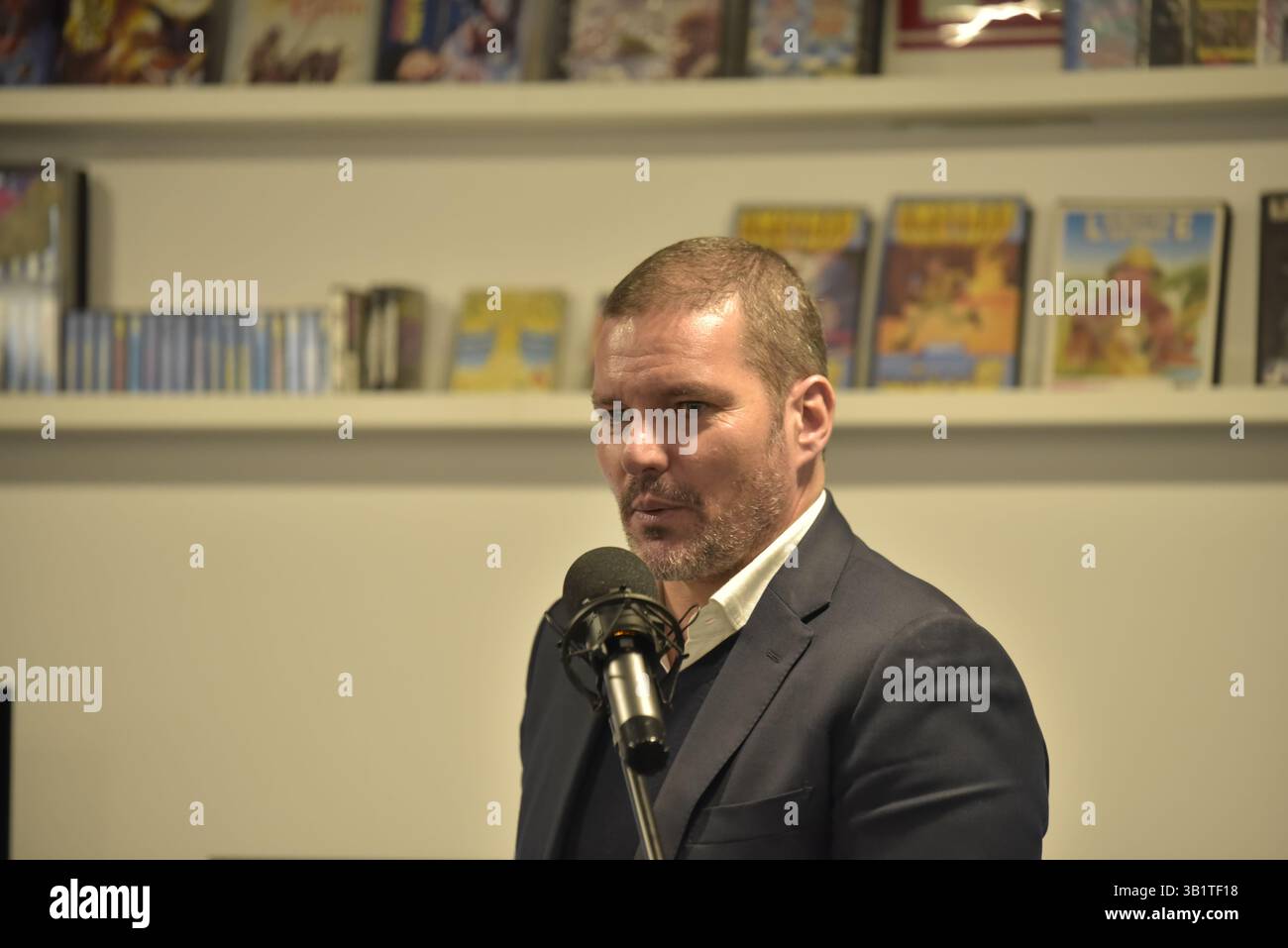 Cangas, Galice, Espagne. 26 avril 2025. Le ministre de la culture, de la langue et de la Jeunesse, José López Campos, accompagné du directeur de l’Agence galicienne des Industries culturelles, Jacobo Sutil, participera à la rencontre Galicienne Videoxogar, où sera présenté le prochain jeu vidéo de la création galicienne. Au Musée du jeu vidéo. Crédit : Xan Gasalla/ Alamy Live News. Banque D'Images