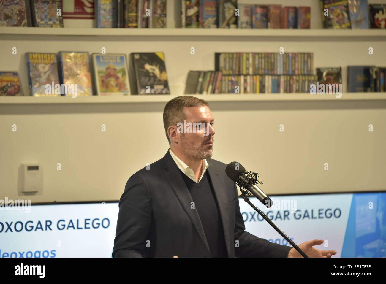 Cangas, Galice, Espagne. 26 avril 2025. Le ministre galicien de la culture Jose Lopez Campos lors de son discours au congrès galicien du jeu vidéo, où plusieurs projets ont été présentés au musée du jeu vidéo de Cangas. Crédit : Xan Gasalla / Alamy Live News. Banque D'Images