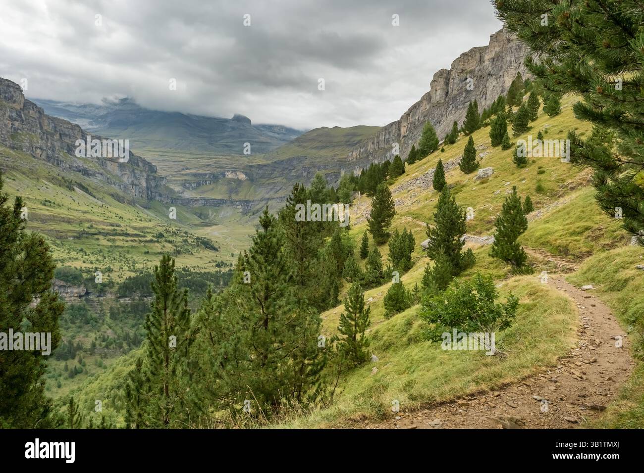 Randonnée dans la vallée d'Ordesa dans le parc national de Monte Perdido, Pyrénées espagnoles. Banque D'Images