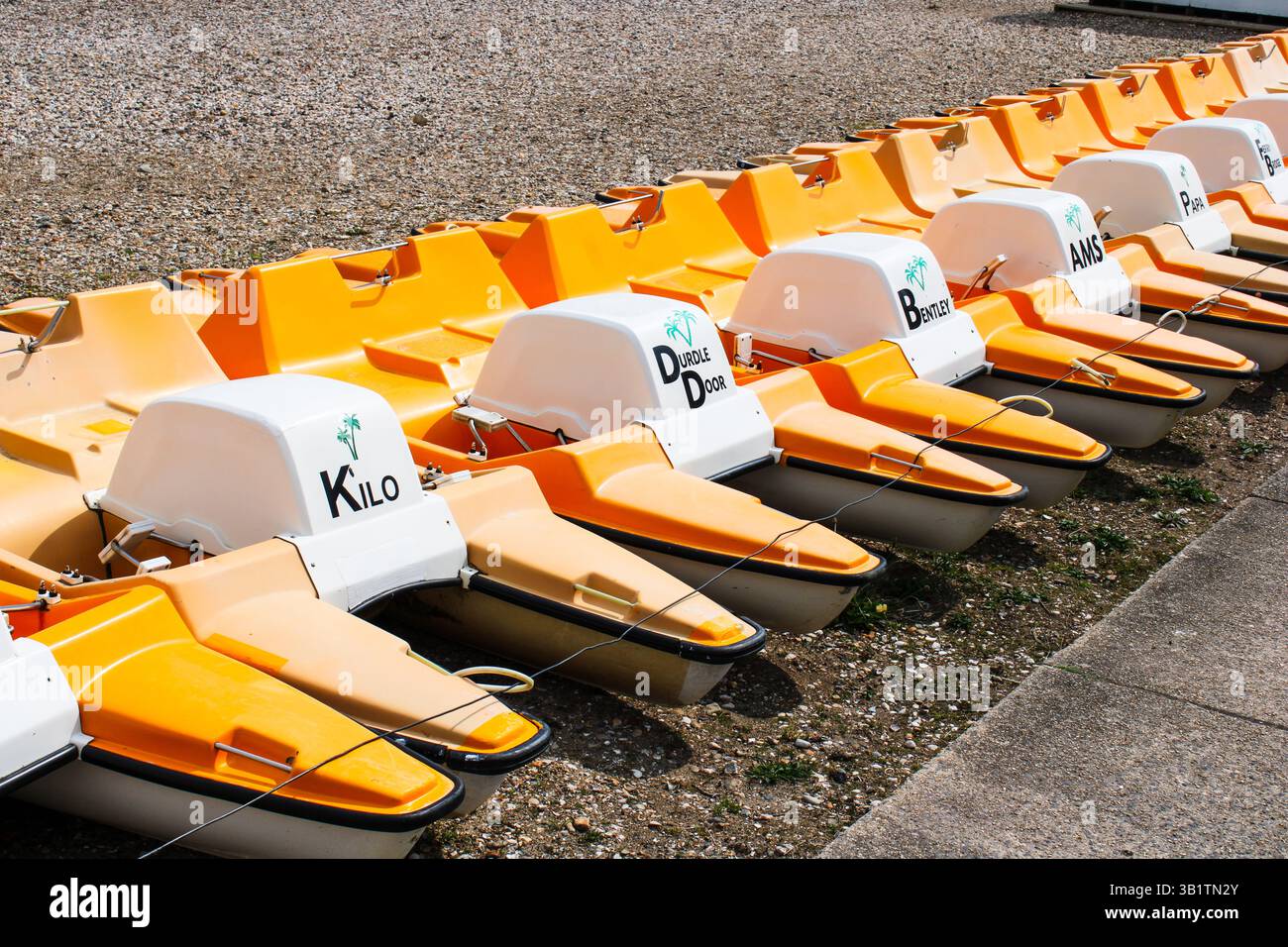 Des pédalos alignés sur Weymouth Beach, Royaume-Uni Banque D'Images