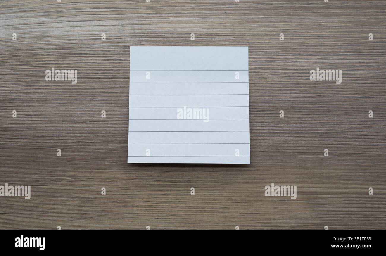 Autocollants blancs collés sur la table en bois Banque D'Images