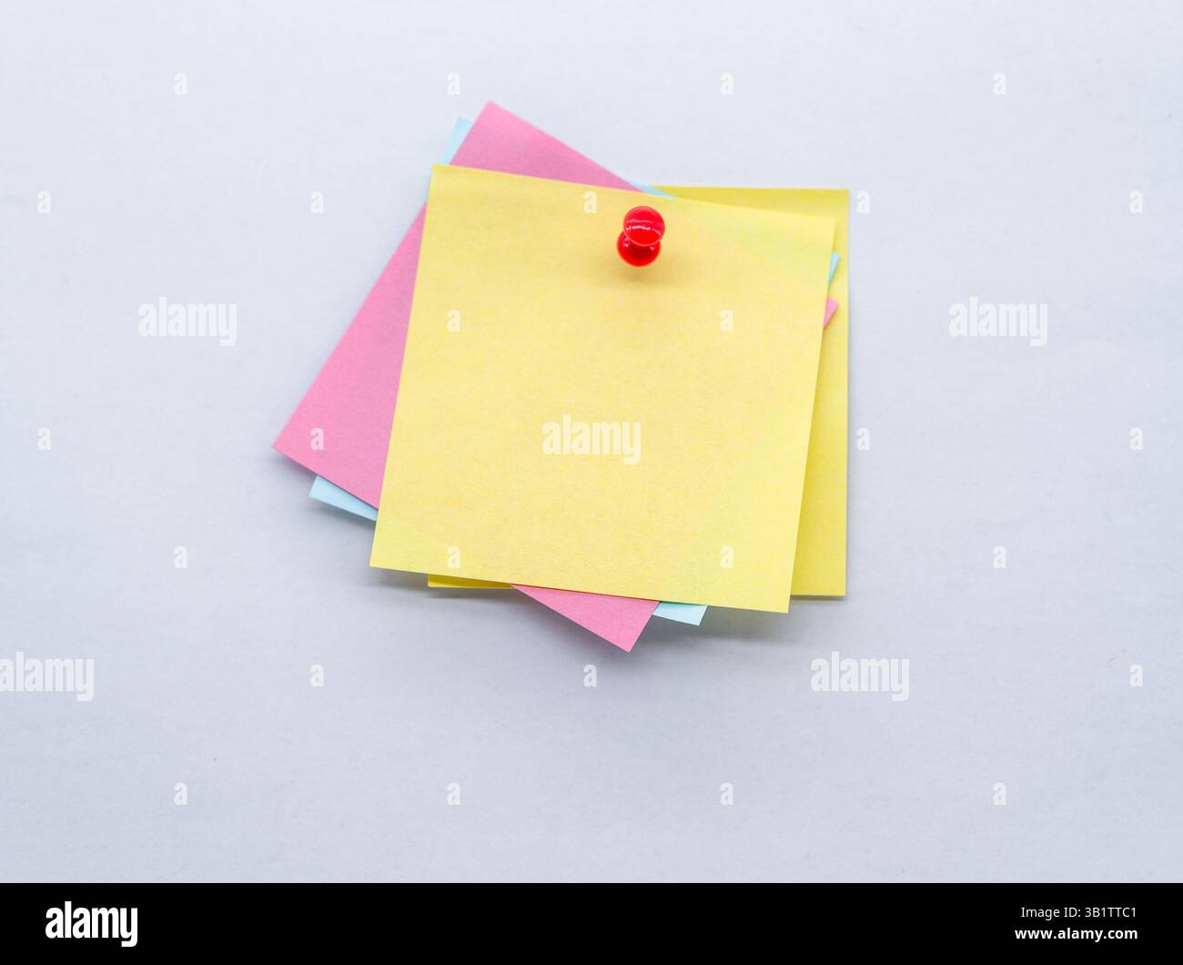 Autocollant de note autocollante jaune épinglé Banque D'Images