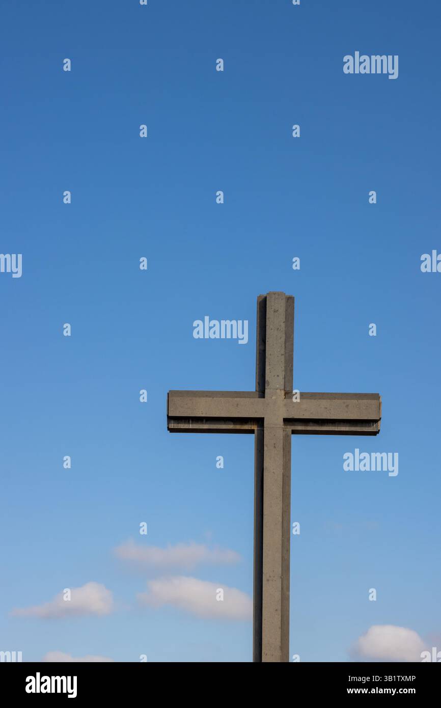 Traversez au sommet de la montagne la Montana de Arucas. Ciel bleu avec des nuages blancs. Arucas, Las Palmas, Grande Canarie, Îles Canaries, Espagne. Banque D'Images