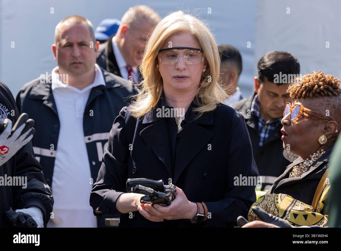Westbury, New York, États-Unis. 24 avril 2025. La commissaire de police Jessica Tisch aide à détruire des armes illégales à Reworld Hempstead. Toutes les armes détruites provenaient déjà d'affaires closes où les accusés avaient été condamnés. (Crédit image : © Lev Radin/Pacific Press via ZUMA Press Wire) USAGE ÉDITORIAL SEULEMENT ! Non destiné à UN USAGE commercial ! Banque D'Images