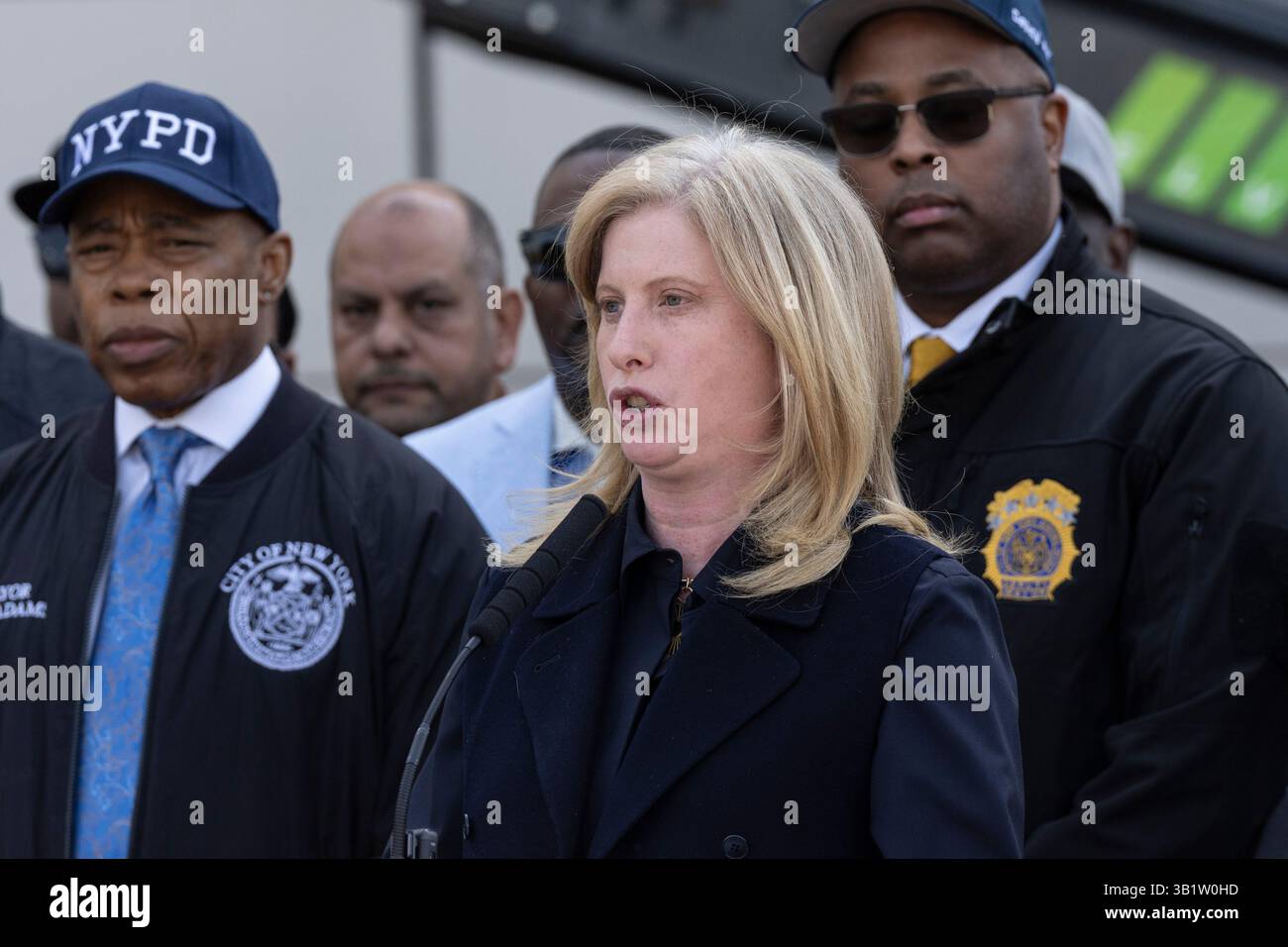 Westbury, New York, États-Unis. 24 avril 2025. La commissaire de police Jessica Tisch parle avant la destruction d'armes illégales à Reworld Hempstead. Toutes les armes détruites provenaient déjà d'affaires closes où les accusés avaient été condamnés. (Crédit image : © Lev Radin/Pacific Press via ZUMA Press Wire) USAGE ÉDITORIAL SEULEMENT ! Non destiné à UN USAGE commercial ! Banque D'Images