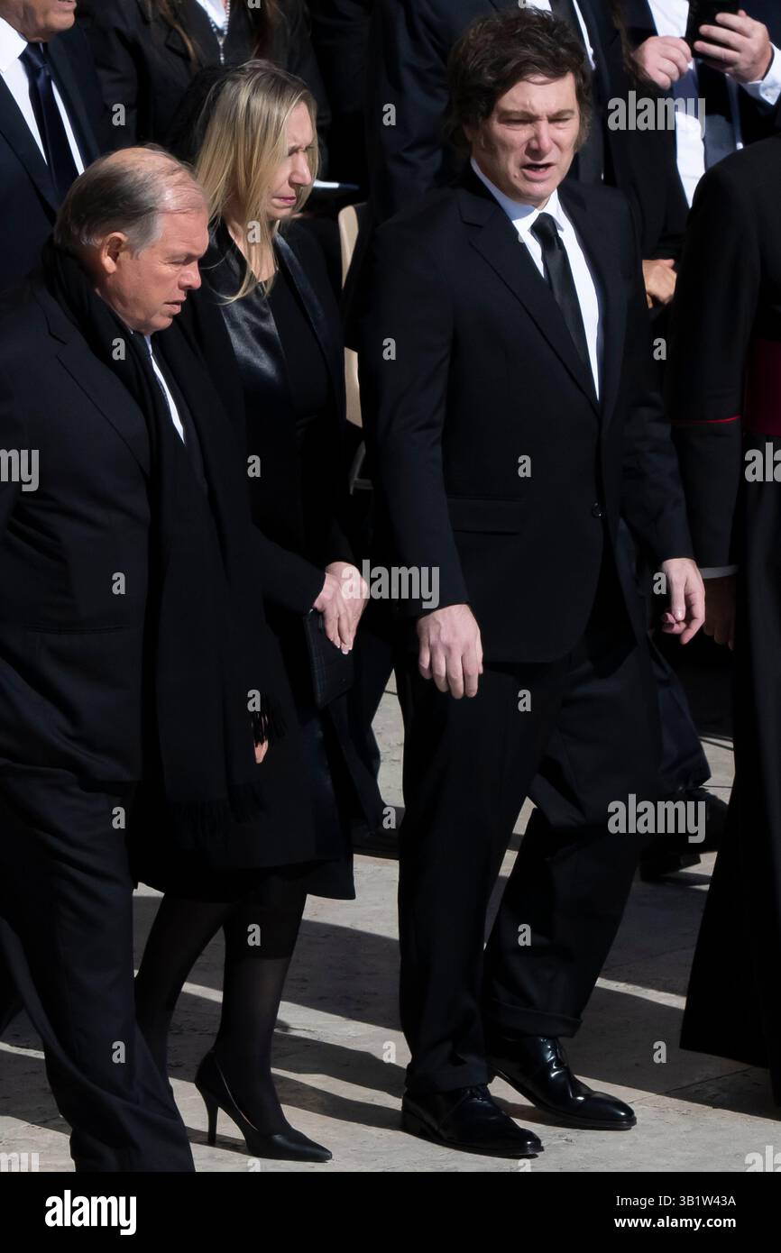 Rome, Italie. 26 avril 2025. La secrétaire générale de la présidence Argentine, Karina Milei, et le président argentin Javier Milei arrivent pour la messe sequiale du pape François à la place Pierre, Cité du Vatican, le 26 avril 2025. Crédit : Insidefoto/Alamy Live News Banque D'Images
