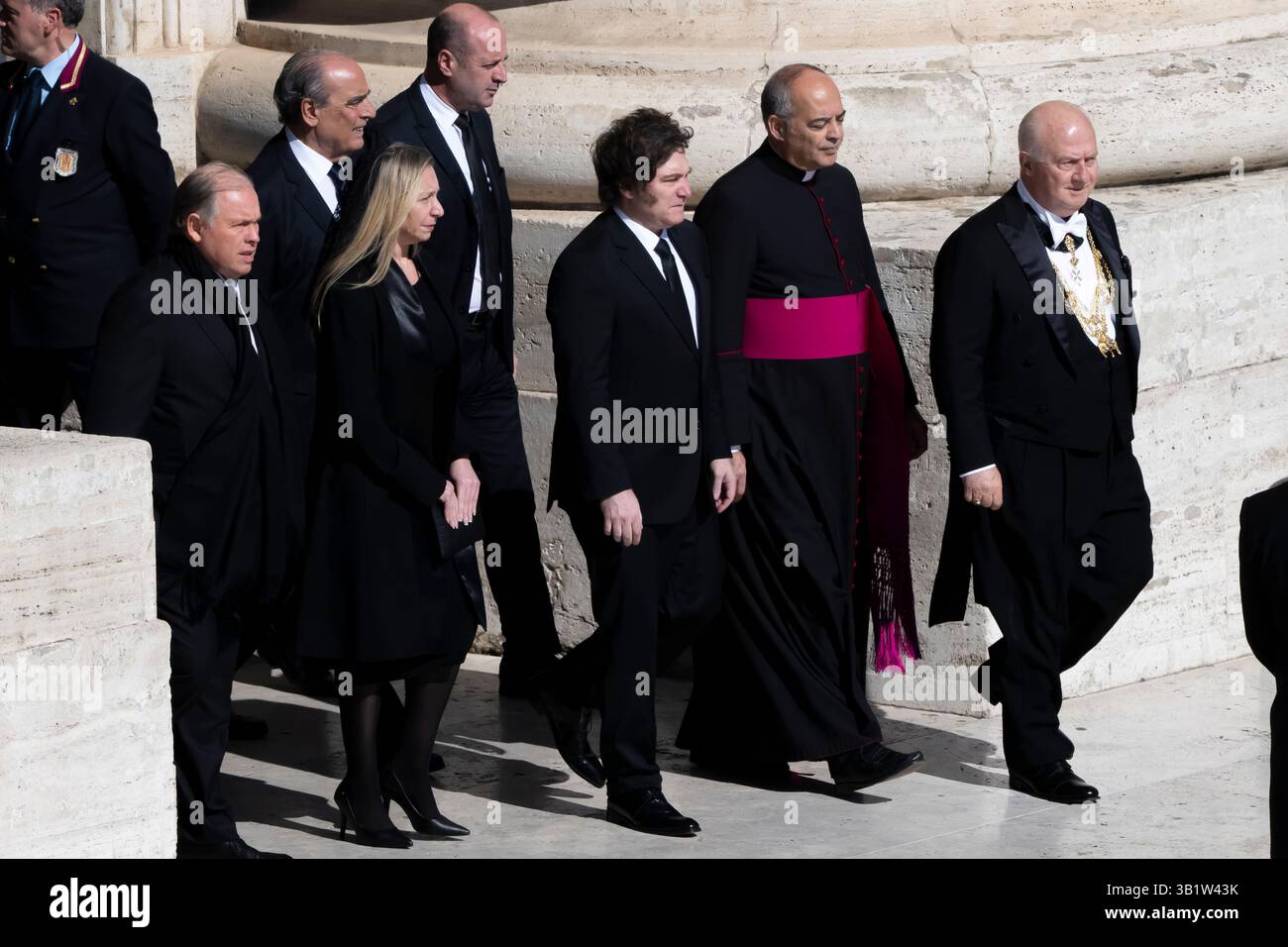 Rome, Italie. 26 avril 2025. La secrétaire générale de la présidence Argentine, Karina Milei, et le président argentin Javier Milei arrivent pour la messe sequiale du pape François à la place Pierre, Cité du Vatican, le 26 avril 2025. Crédit : Insidefoto/Alamy Live News Banque D'Images