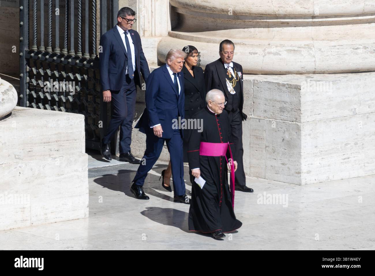Rome, Italie. 26 avril 2025. Le président AMÉRICAIN Donald Trump assiste aux funérailles du pape François à Rome crédit : Independent photo Agency/Alamy Live News Banque D'Images