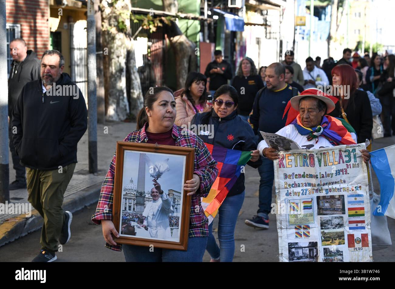 Buenos Aires, Argentine. 26 avril 2025. Les gens font un pèlerinage à la cathédrale de Buenos Aires, où les funérailles du pape François auront lieu le jour de son enterrement à Rome. Crédit : Martin Cossarini/dpa/Alamy Live News Banque D'Images