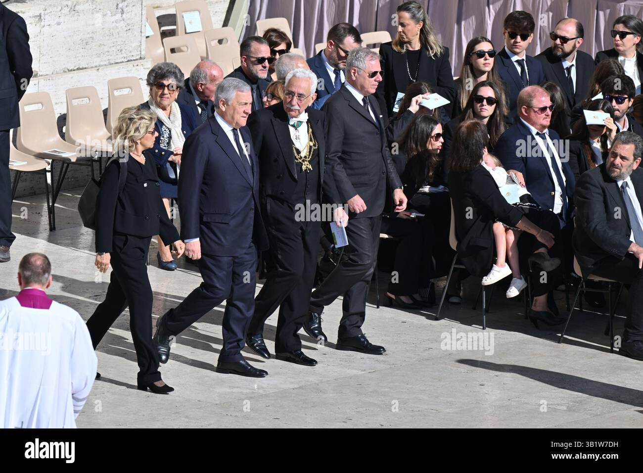 Rome, Italie. 26 avril 2025. Cité du Vatican, Rome, Italie - Brunella Orecchio et le vice-premier ministre italien et ministre des Affaires étrangères Antonio Tajani arrivent aux funérailles du pape François sur la place Pierre. Funérailles du pape François, 26 avril 2025 (photo de Roberto Ramaccia/Sipa USA) crédit : Sipa US/Alamy Live News Banque D'Images