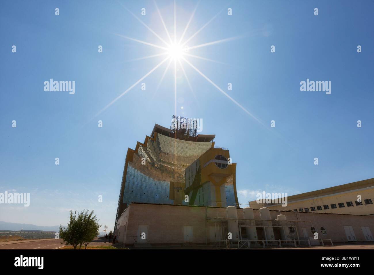 Four solaire (Sun Institute), deuxième plus grand au monde. Vue du concentrateur de soleil géant sur la montagne et les héliostats Banque D'Images