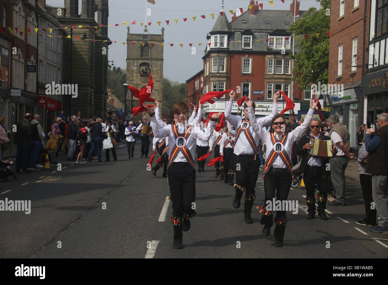 Morpeth, Royaume-Uni, 26 avril 2025. Morpeth Northumbrian Gathering Parade , Border Cavalcade qui commémore le retour de Lord Greystoke après la bataille d'Otterburn en 1388, Morris Dance et Rapper Dance équipes à Market place. Dans le comté historique de Morpeth, dans le Northumberland, Credit :DEW/Alamy Live News Banque D'Images