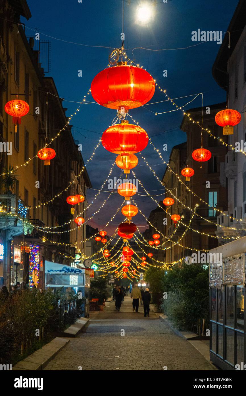Quartier Chinatown (via Paolo Sarpi) avec lanterne rouge traditionnelle décorée pour le nouvel an chinois 2025 Banque D'Images