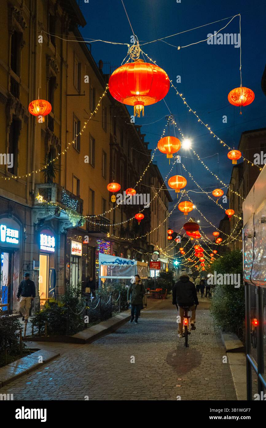 Quartier Chinatown (via Paolo Sarpi) avec lanterne rouge traditionnelle décorée pour le nouvel an chinois 2025 Banque D'Images