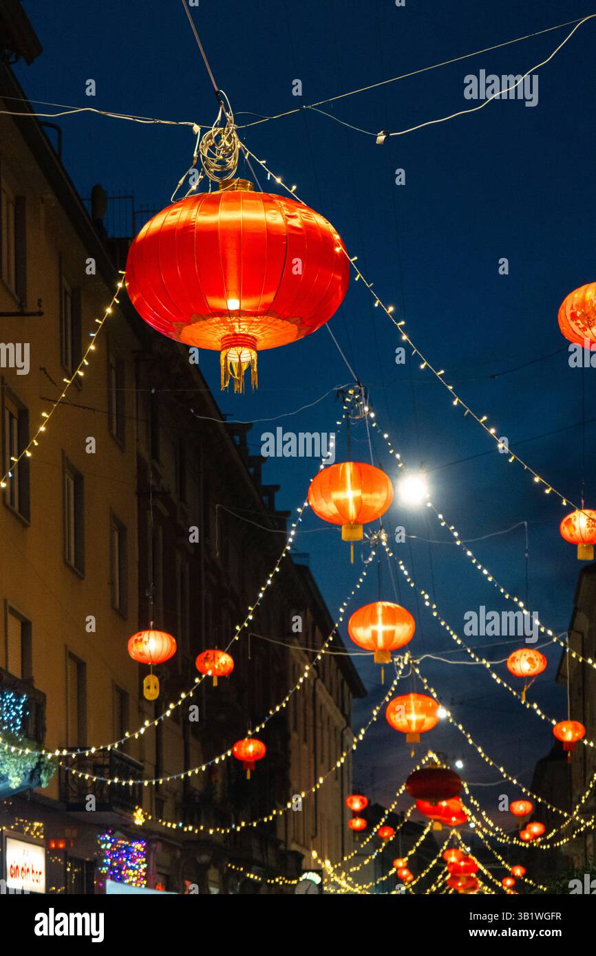 Quartier Chinatown (via Paolo Sarpi) avec lanterne rouge traditionnelle décorée pour le nouvel an chinois 2025 Banque D'Images