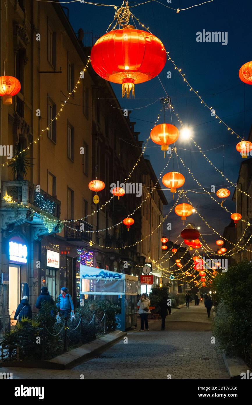 Quartier Chinatown (via Paolo Sarpi) avec lanterne rouge traditionnelle décorée pour le nouvel an chinois 2025 Banque D'Images