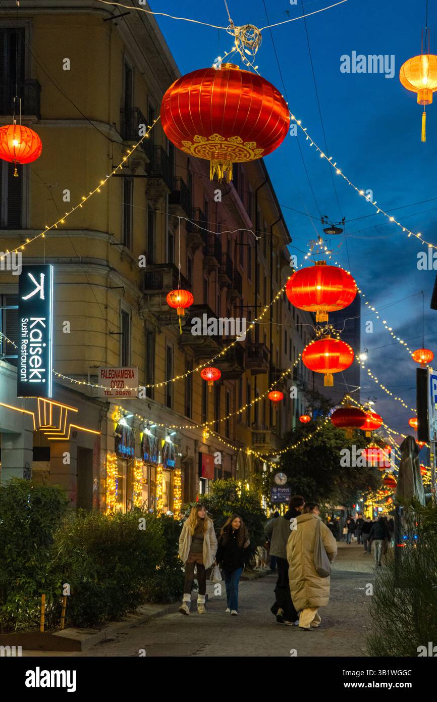 Quartier Chinatown (via Paolo Sarpi) avec lanterne rouge traditionnelle décorée pour le nouvel an chinois 2025 Banque D'Images