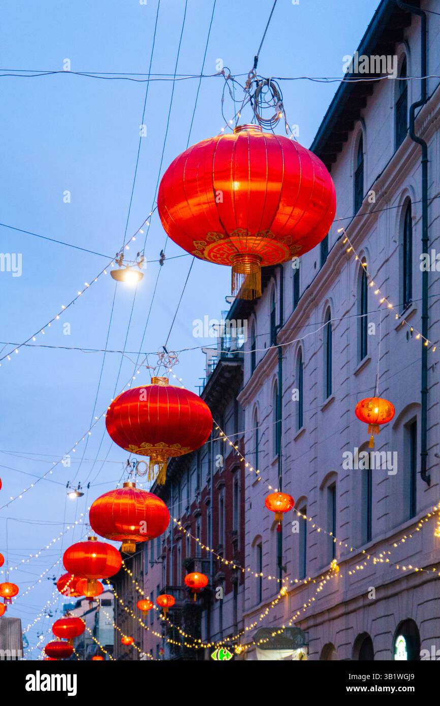 Quartier Chinatown (via Paolo Sarpi) avec lanterne rouge traditionnelle décorée pour le nouvel an chinois 2025 Banque D'Images