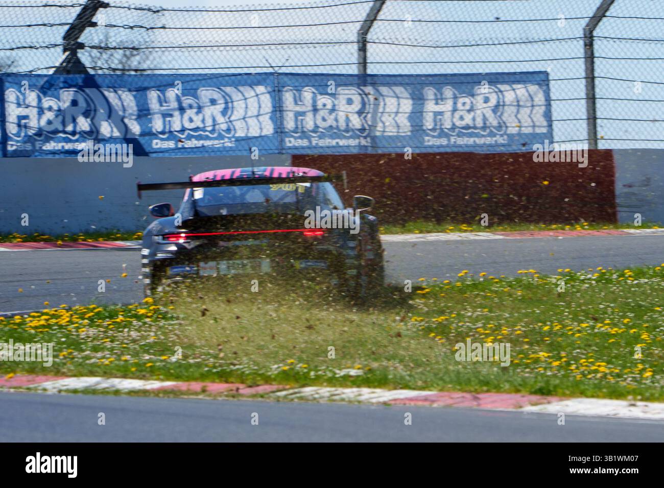 26.04.2025 Nürburgring Langstrecken Serie Rennen 2(NLS), Nürburgring,Allemagne, photo : # 901, SRS Team Sorg Rennsport, Oleksii Kikireshko, Patrik Grütter, Fabio grosse, dans la BMW 325i sur les chemins égarés dans le Hohenrainschikane Banque D'Images