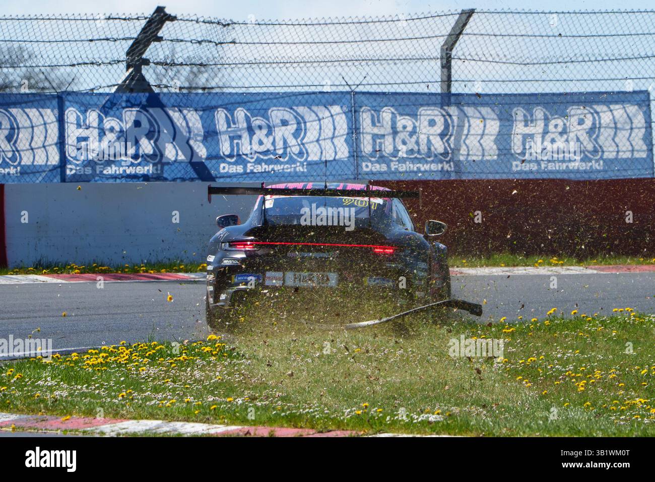 26.04.2025 Nürburgring Langstrecken Serie Rennen 2(NLS), Nürburgring,Allemagne, photo : # 901, SRS Team Sorg Rennsport, Oleksii Kikireshko, Patrik Grütter, Fabio grosse, dans la BMW 325i sur les chemins égarés dans le Hohenrainschikane Banque D'Images