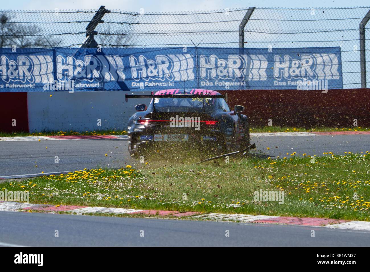 26.04.2025 Nürburgring Langstrecken Serie Rennen 2(NLS), Nürburgring,Allemagne, photo : # 901, SRS Team Sorg Rennsport, Oleksii Kikireshko, Patrik Grütter, Fabio grosse, dans la BMW 325i sur les chemins égarés dans le Hohenrainschikane Banque D'Images
