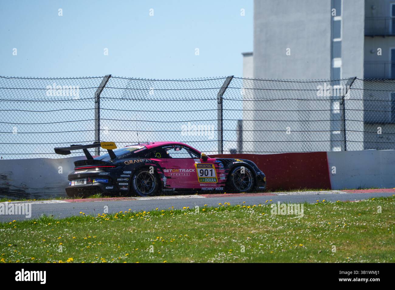 26.04.2025 Nürburgring Langstrecken Serie Rennen 2(NLS), Nürburgring,Allemagne, photo : # 901, SRS Team Sorg Rennsport, Oleksii Kikireshko, Patrik Grütter, Fabio grosse, dans la BMW 325i sur les chemins égarés dans le Hohenrainschikane Banque D'Images