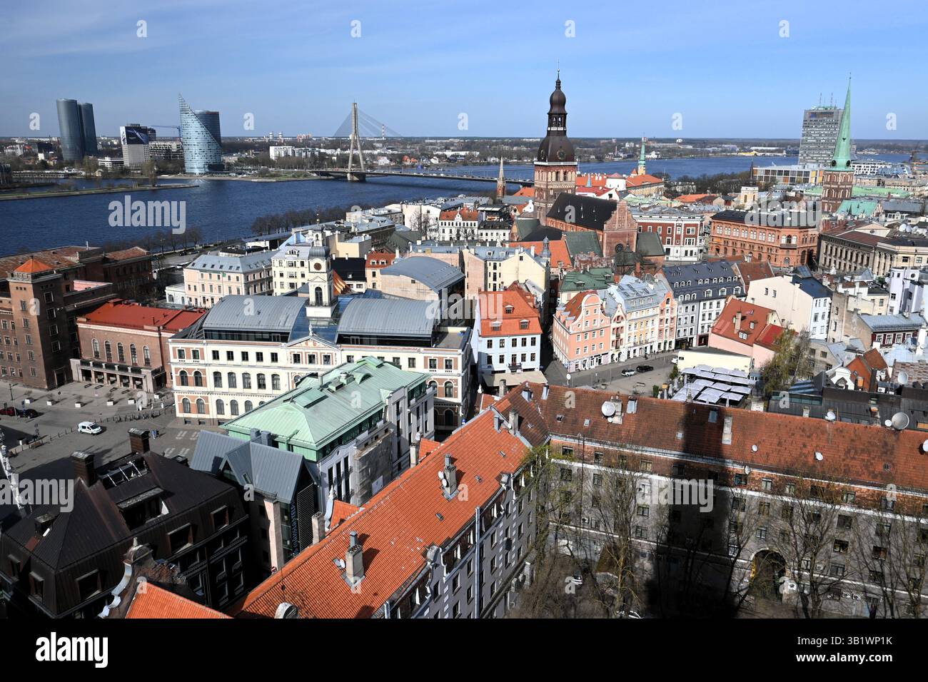 Riga, Lettonie, le 16 avril 2025 : vue sur la vieille ville de Riga avec la rivière Daugave depuis la tour de l'église de tous Peter Banque D'Images