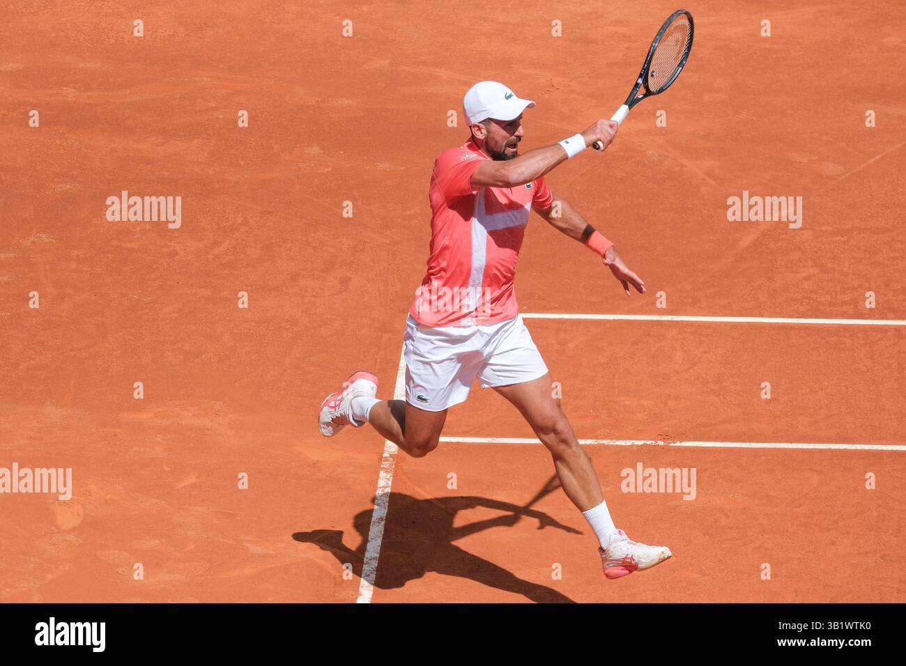 Novak Djokovic de Serbie en action contre Matteo Arnaldi lors de l'Open Mutua Madrid à la Caja Magica le 26 avril 2025 à Madrid, Espagne Banque D'Images