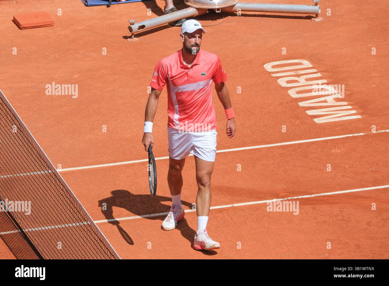 Novak Djokovic de Serbie en action contre Matteo Arnaldi lors de l'Open Mutua Madrid à la Caja Magica le 26 avril 2025 à Madrid, Espagne Banque D'Images
