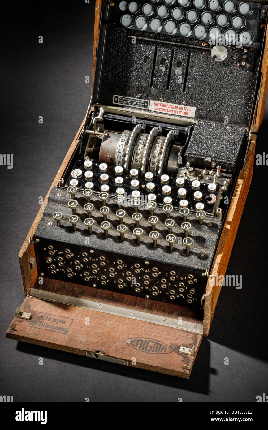 Machine à écrire historique Enigma avec clavier comme enregistrement de détail avec des rouleaux pour le cryptage, les puzzles et la communication secrète dans la technologie Banque D'Images