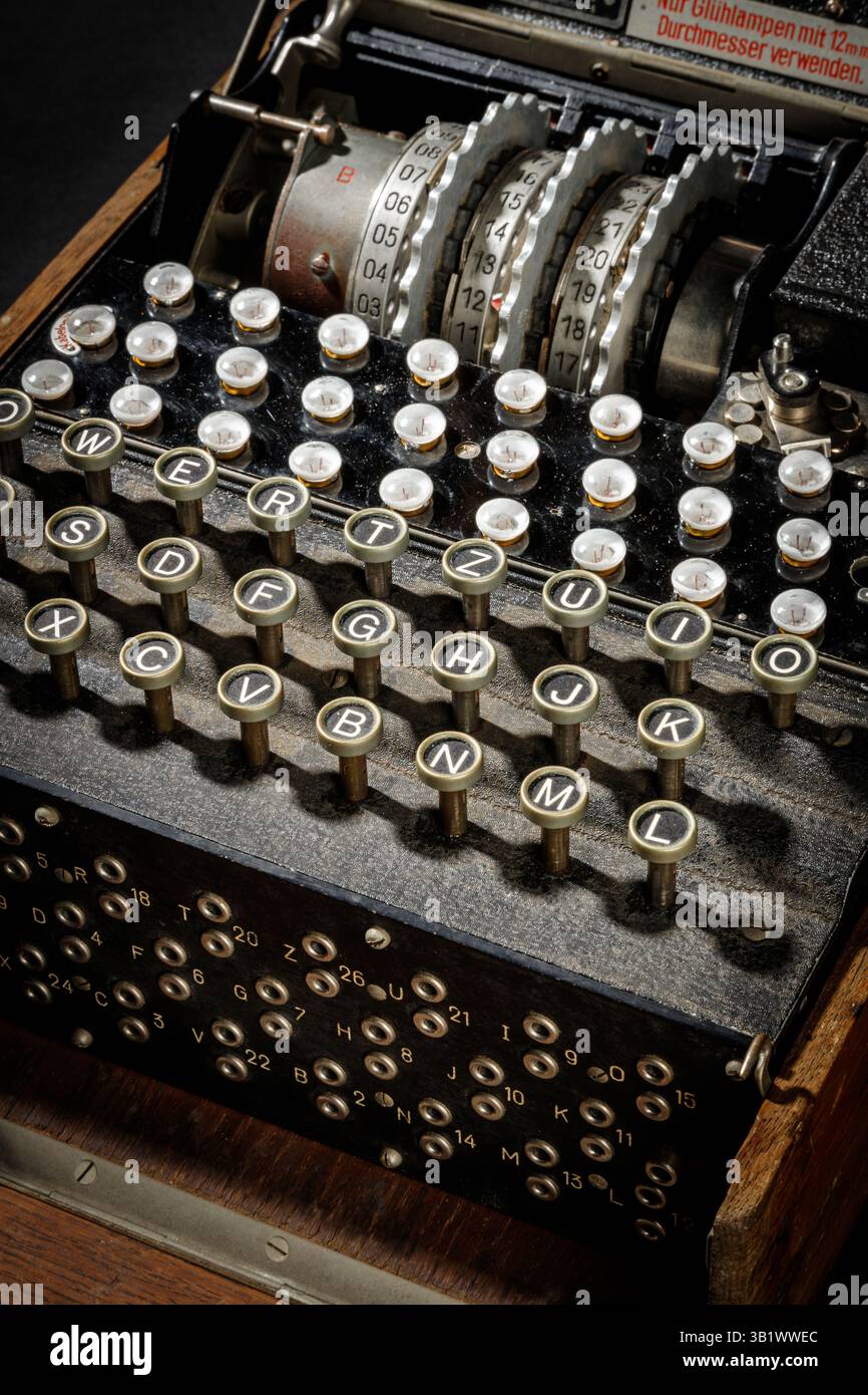 Machine à écrire historique Enigma avec clavier comme enregistrement de détail avec des rouleaux pour le cryptage, les puzzles et la communication secrète dans la technologie Banque D'Images