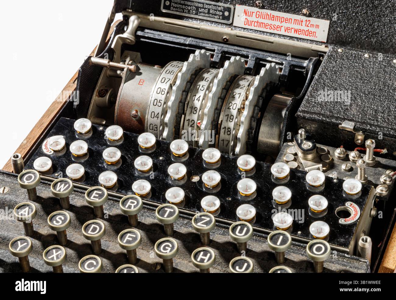 Machine à écrire historique Enigma avec clavier comme enregistrement de détail avec des rouleaux pour le cryptage, les puzzles et la communication secrète dans la technologie Banque D'Images