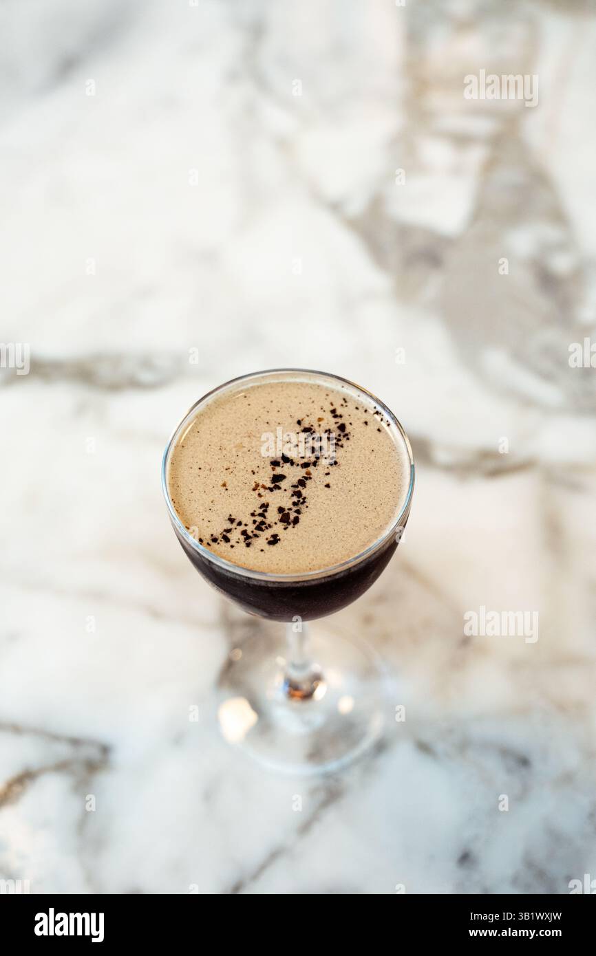 Espresso martini gros plan en marbre Banque D'Images