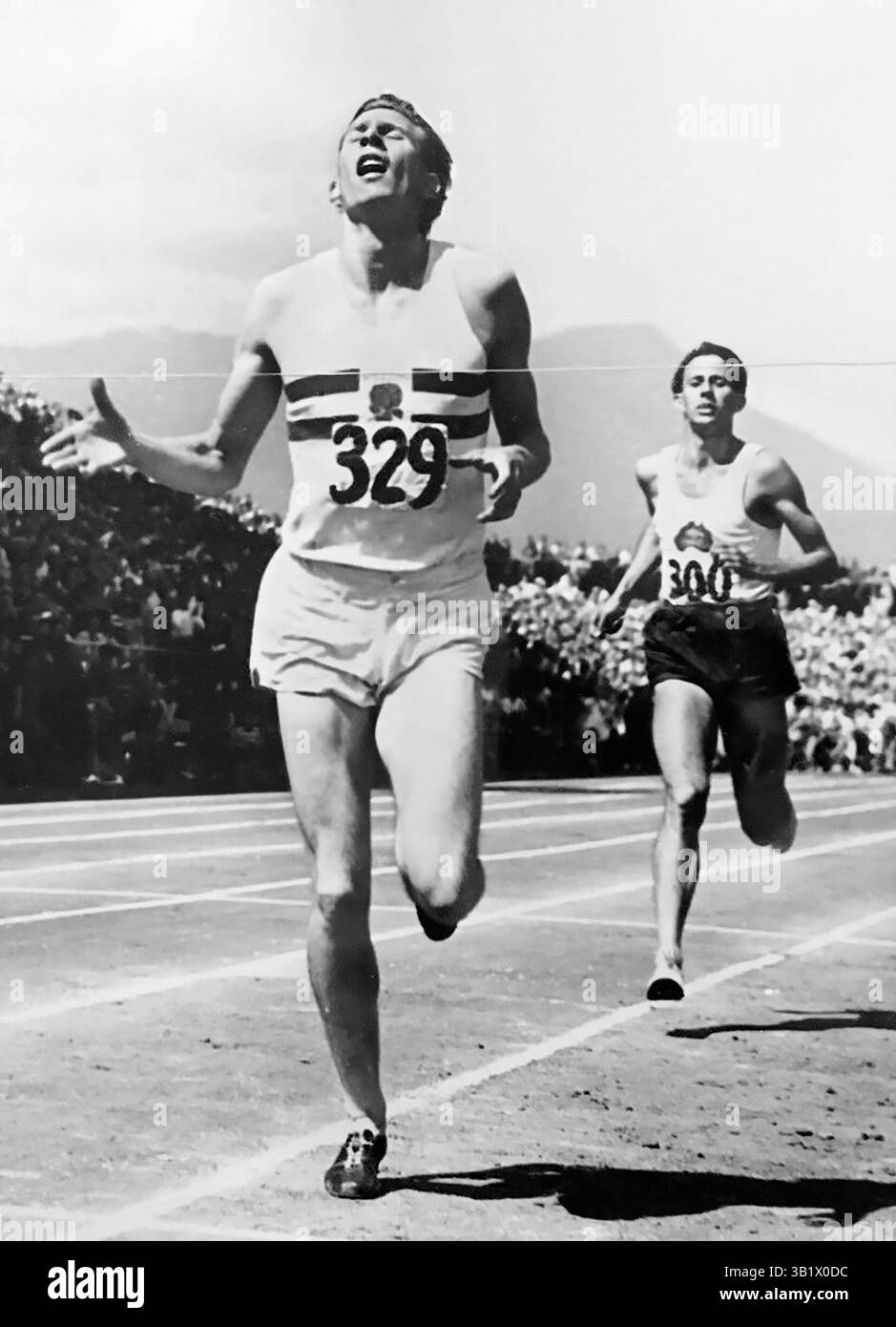 Roger Bannister. Photo de l’athlète et neurologue britannique Sir Roger Gilbert Bannister (1929-2018) battant John Landy dans le « Miracle Mile » aux Jeux de l’Empire britannique et du Commonwealth, Vancouver, en août 1954, au cours duquel les deux hommes ont couru moins de 4 minutes de mille. Banque D'Images