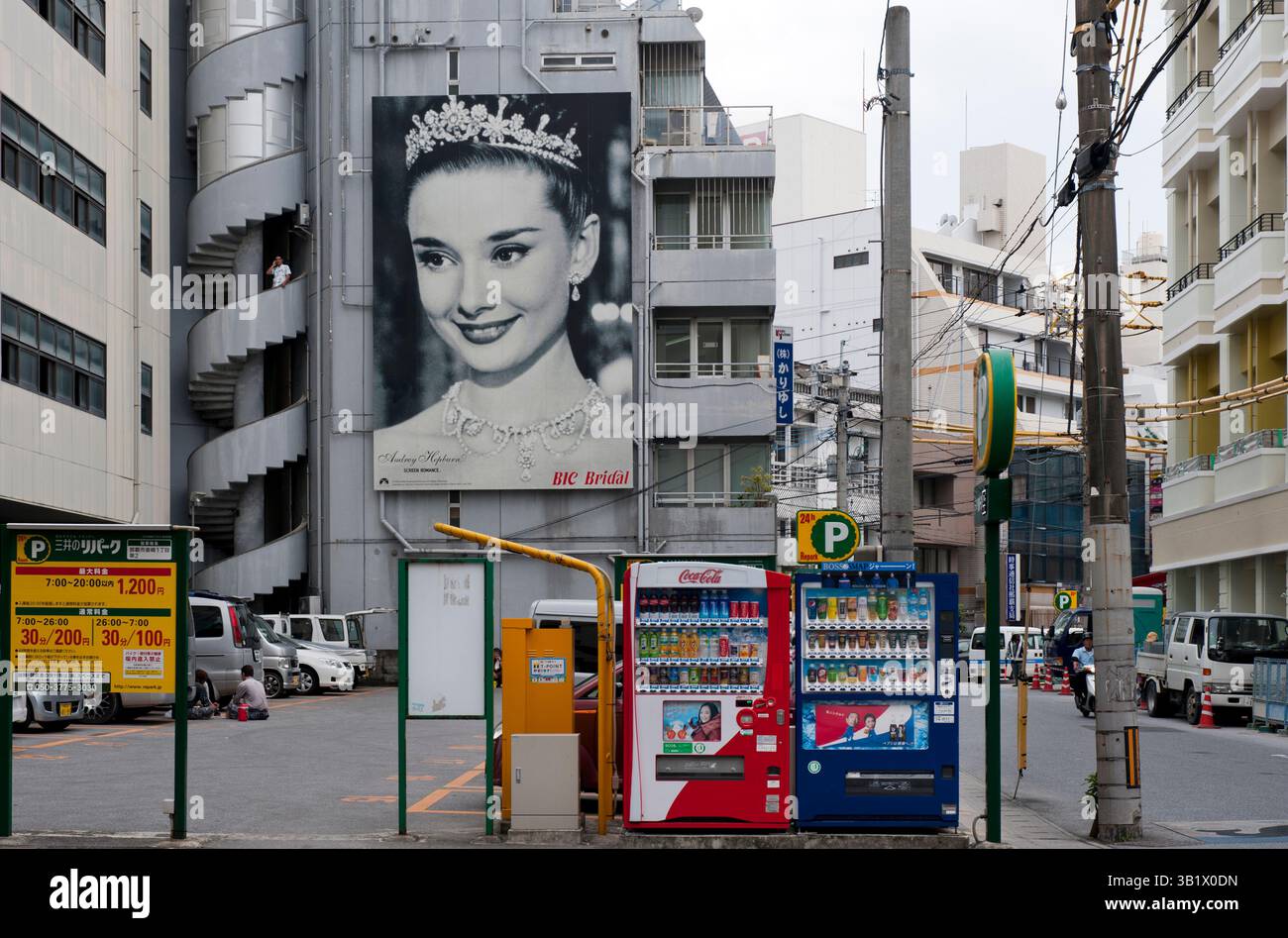 Une image géante de panneau d'affichage de l'idole de la star de cinéma américaine Audrey Hepburn ; un cœur de la culture japonaise sur un bâtiment dans le centre-ville de Naha, Okinawa, Japon. Banque D'Images