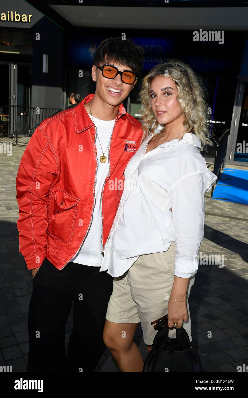 Noah Miguel Oechsle Rodriguez und Lara Sprengler BEI der About You Fashionmania par AYFW 25.04.2025 in der Uber Eat Music Hall à Berlin Banque D'Images