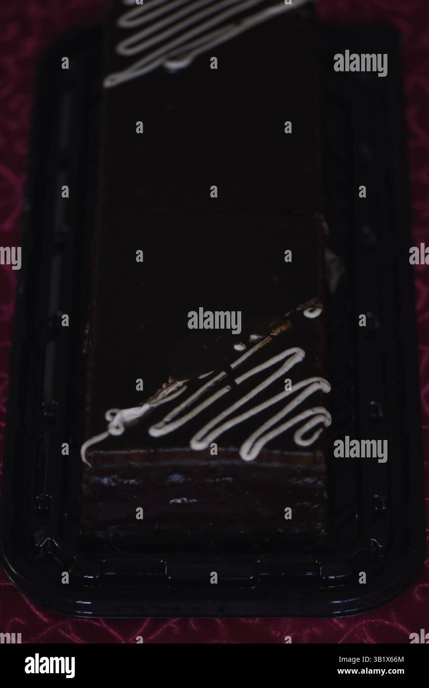 Gros plan du gâteau au chocolat sur la table. Banque D'Images