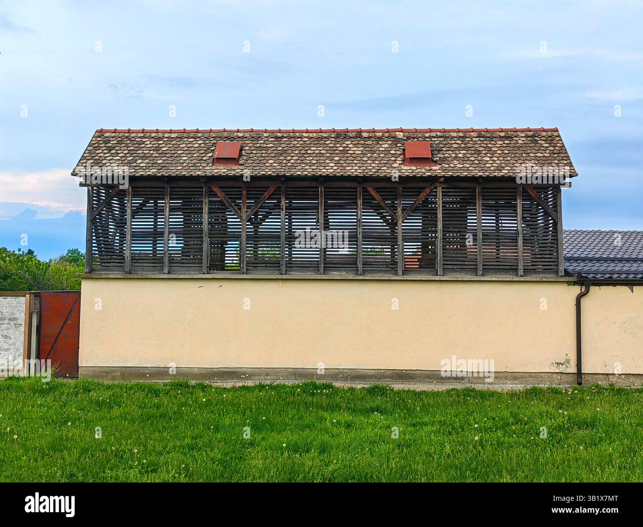 Abri rustique : Maison de cochon en bois dans le village Banque D'Images