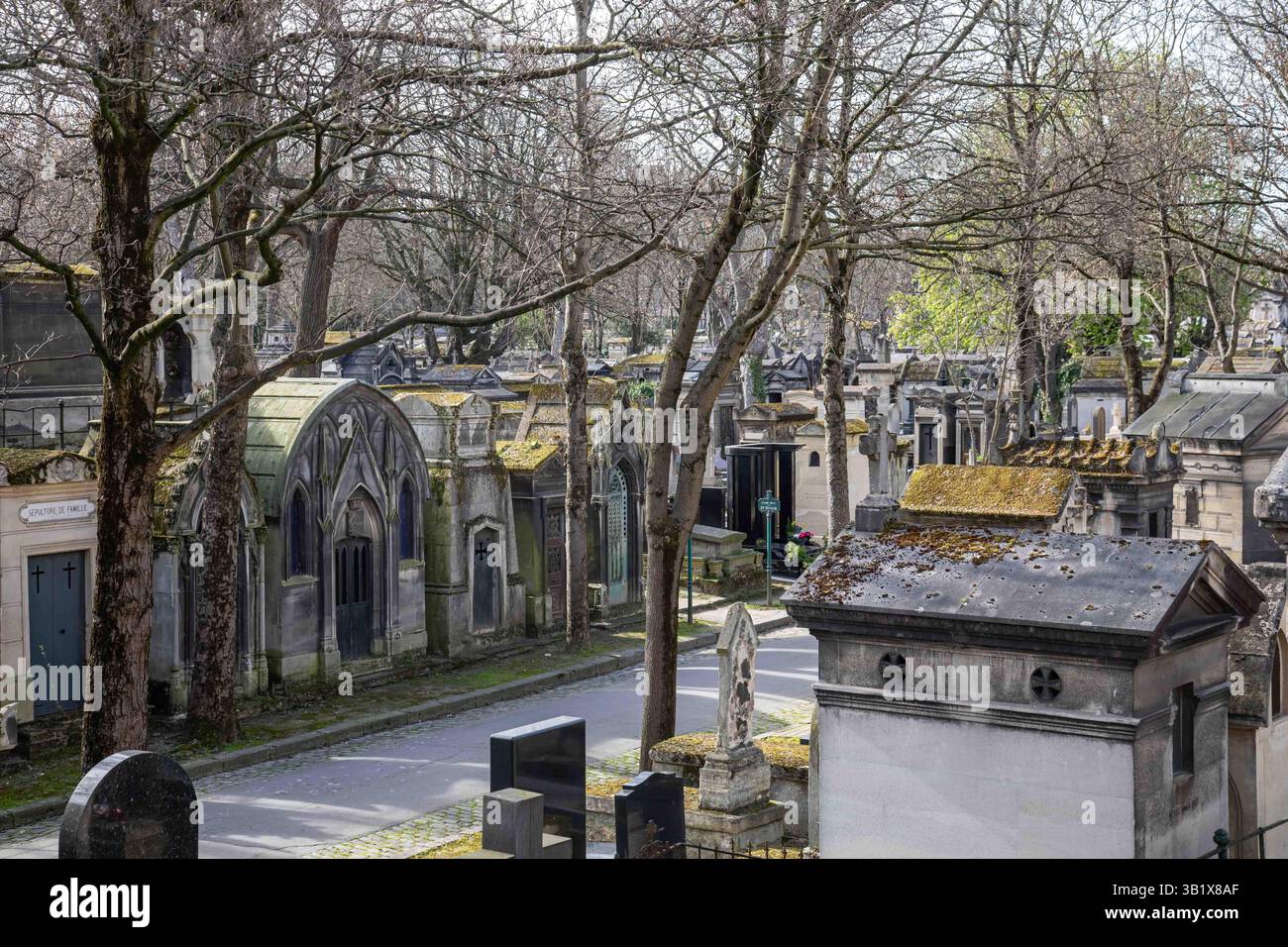 Mausolées familiaux au cimetière de Montmartre, officiellement cimetière du Nord, dans le 18e arrondissement de Paris Banque D'Images