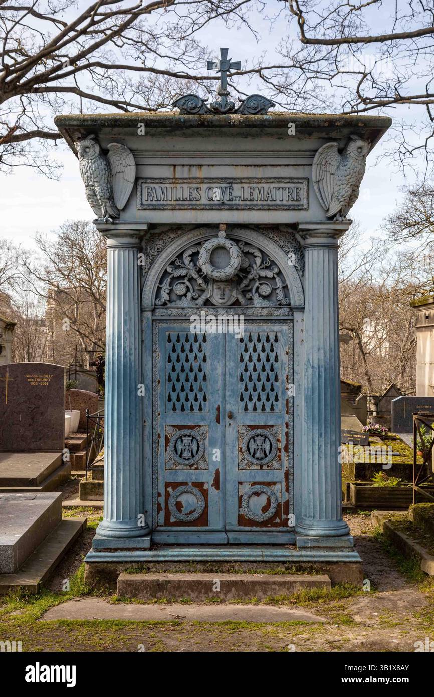 Mausolée familial des familles Cavé et Lemaitre au cimetière de Montmartre ou cimetière du Nord à Paris Banque D'Images