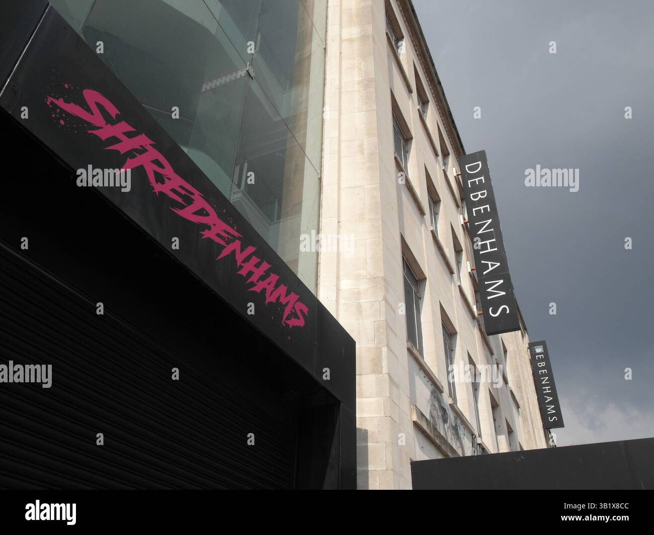 Old Debenhams espace vide de vente au détail transformé en Shredenhams un skatepark intérieur dans le centre-ville. Bristol, Royaume-Uni Banque D'Images