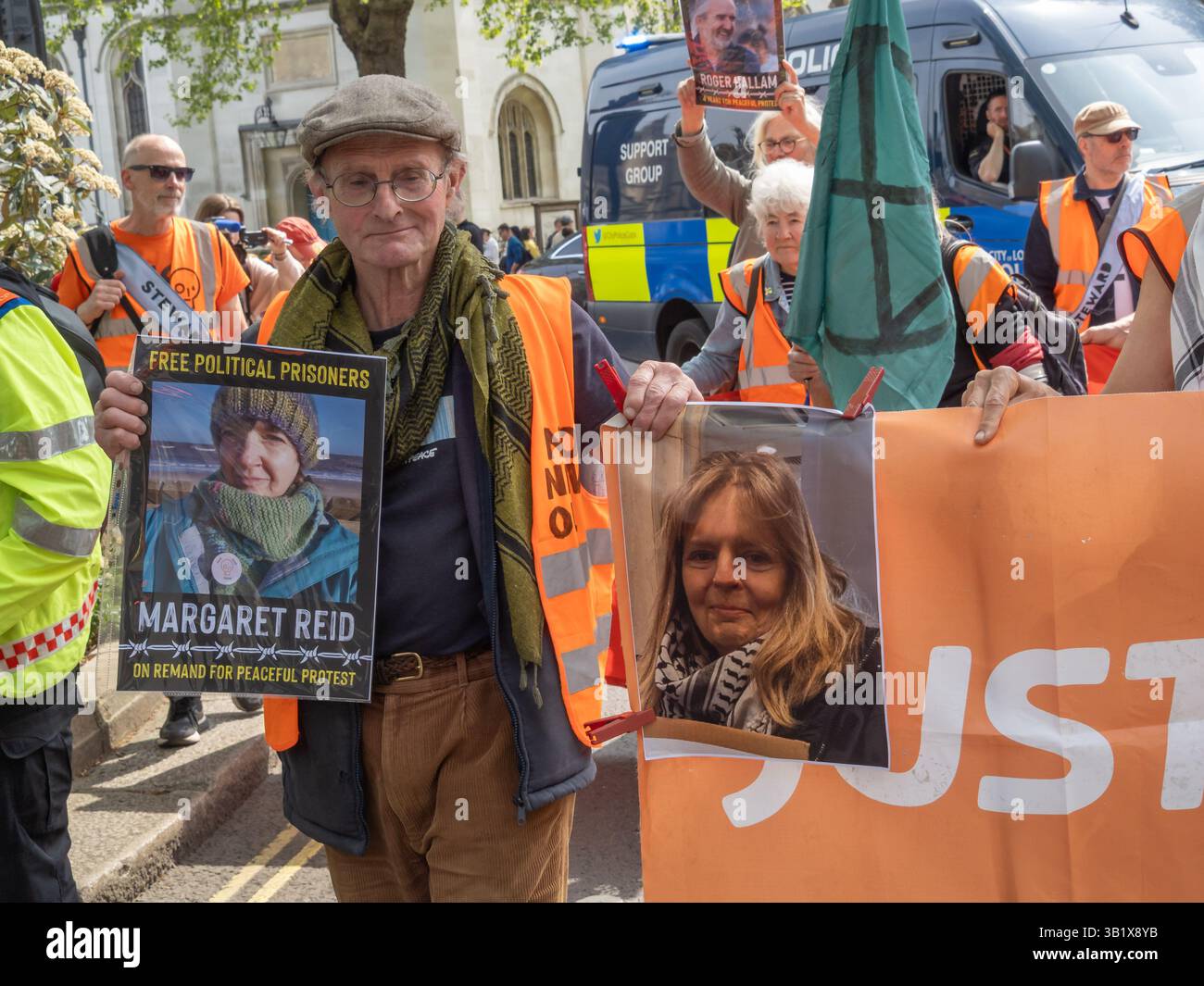 Londres, Royaume-Uni. 26 avril 2025. Margaret Reid photo. Des centaines de partisans de Just Stop Oil sont venus à St James Park pour une dernière marche pour célébrer le succès de leur résistance civile et pour protester contre les peines draconiennes purgées par de nombreuses personnes impliquées dans leurs manifestations pacifiques, d’autres étant toujours en attente de jugement. Ils ont défilé autour de la place du Parlement, beaucoup tenant des photos des « prisonniers politiques » avant de se rendre à un rassemblement devant les tribunaux. Peter Marshall/Alamy Live News Banque D'Images