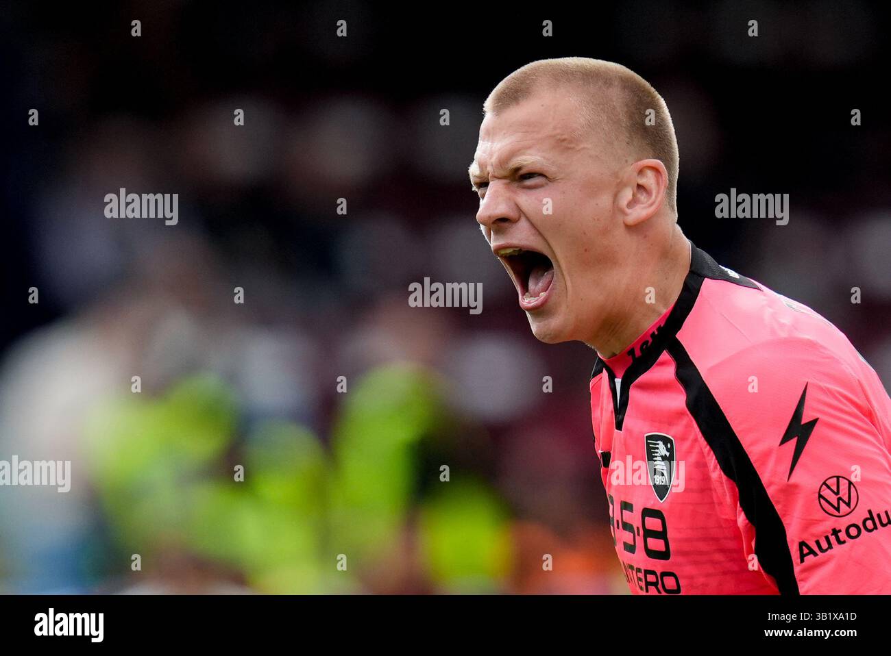 Salerne, Italie. 25 avril 2025. Oliver Christensen de l'US Salernitana célèbre la victoire lors du match de Serie BKT entre l'US Salernitana et Cosenza Calcio au Stadio Arechi le 25 avril 2025 à Salerne, en Italie. Crédit : Giuseppe Maffia/Alamy Live News Banque D'Images