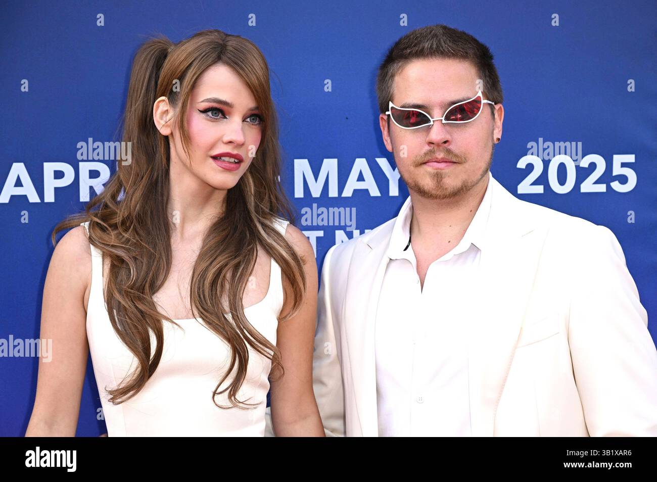 Barbara Palvin mit Ehemann Dylan Sprouse BEI der Eröffnung der Universal Fan Fest Nights in den Universal Studios Hollywood. Universal City, 25.04.2025 *** Barbara Palvin avec son mari Dylan Sprouse lors de l'ouverture des soirées Universal Fan Fest à Universal Studios Hollywood Universal City, 25 04 2025 Foto :xD.xStarbuckx/xFuturexImagex Universal_5527 Banque D'Images
