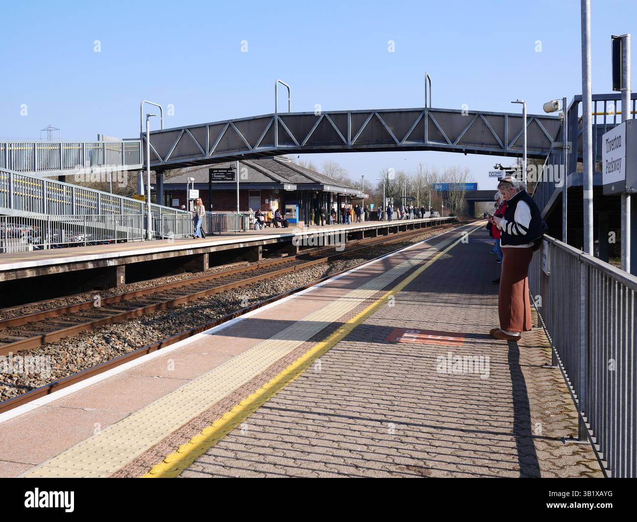 Les gens attendent sur les quais pour les trains à la gare ferroviaire de Tiverton Parkway, Sampford Peverell, Tiverton, Devon, Royaume-Uni Banque D'Images
