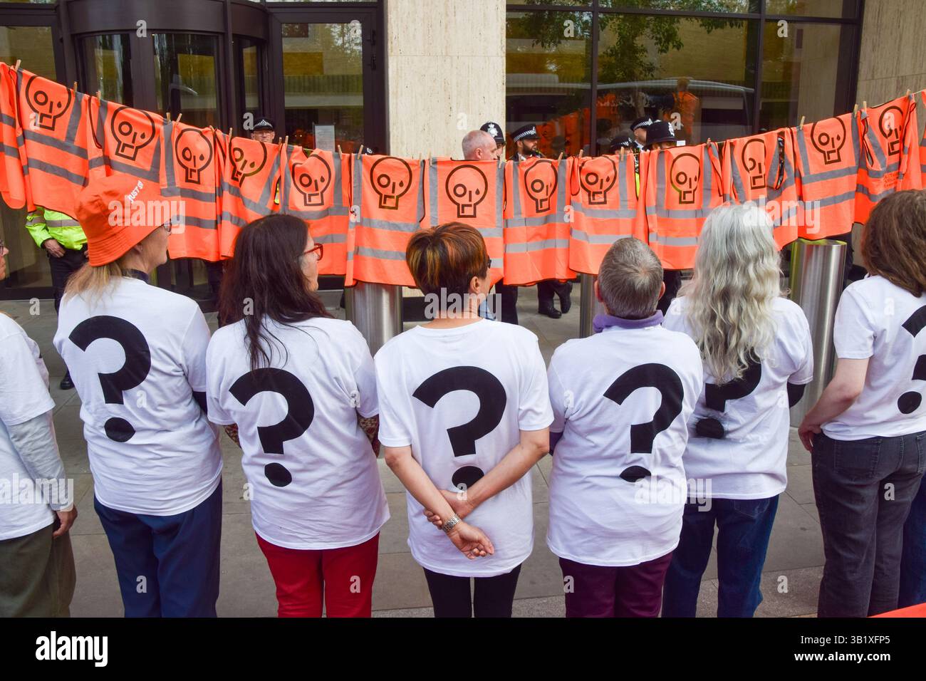 Londres, Royaume-Uni. 26 avril 2025. Londres, Royaume-Uni. 26 avril 2025. Londres, Royaume-Uni. 26 avril 2025. Les militants de Just Stop Oil accrochent leurs gilets orange et portent des chemises arborées d'un point d'interrogation devant le siège de Shell alors qu'ils organisent leur manifestation finale. Le groupe climatique a récemment annoncé qu’il cesserait ses actions de protestation. Crédit : SOPA images Limited/Alamy Live News crédit : SOPA images Limited/Alamy Live News crédit : SOPA images Limited/Alamy Live News Banque D'Images
