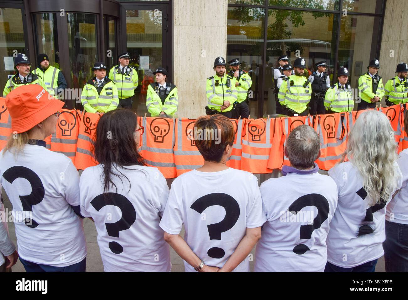 Londres, Royaume-Uni. 26 avril 2025. Londres, Royaume-Uni. 26 avril 2025. Londres, Royaume-Uni. 26 avril 2025. Les militants de Just Stop Oil accrochent leurs gilets orange et portent des chemises arborées d'un point d'interrogation devant le siège de Shell alors qu'ils organisent leur manifestation finale. Le groupe climatique a récemment annoncé qu’il cesserait ses actions de protestation. Crédit : SOPA images Limited/Alamy Live News crédit : SOPA images Limited/Alamy Live News crédit : SOPA images Limited/Alamy Live News Banque D'Images