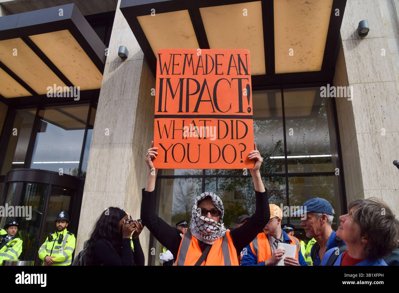Londres, Royaume-Uni. 26 avril 2025. Londres, Royaume-Uni. 26 avril 2025. Londres, Royaume-Uni. 26 avril 2025. Un manifestant tient une pancarte indiquant « nous avons eu un impact, qu'avez-vous fait ? » Comme Just Stop Oil, les militants se rassemblent devant le siège de Shell lors de leur manifestation finale. Le groupe climatique a récemment annoncé qu’il cesserait ses actions de protestation. Crédit : SOPA images Limited/Alamy Live News crédit : SOPA images Limited/Alamy Live News crédit : SOPA images Limited/Alamy Live News Banque D'Images